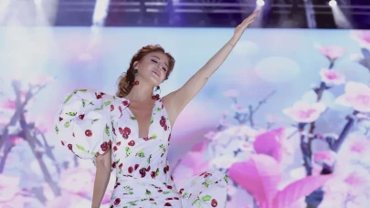 Gülben Ergen’den Kiraz Festivali’nde Roman Rüzgarı! Sahneye İzleyicilerle Dans Etti!