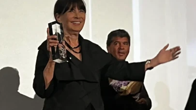 Usta Oyuncuya Uluslararası Saygı Duruşu: Şerif Sezer’e Onur Ödülü