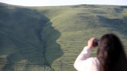 Ardahan Damal’da güneşin gölgesiyle beliren Atatürk silüeti yaz boyu ziyaretçilerini bekliyor
