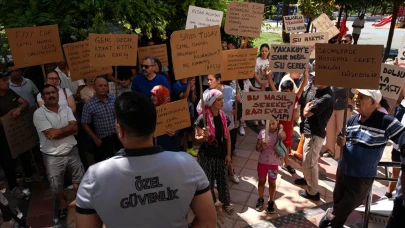 İzmir’de 20 gündür sular kesik: Bornova Belediyesi önünde eylem!