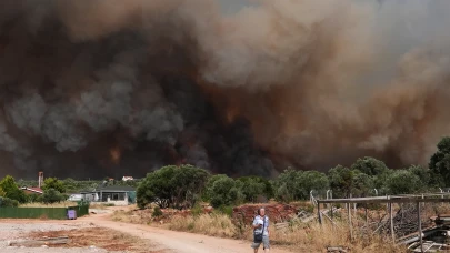 İzmir’in Çeşme İlçesinde Alarm: Alevler Ormana Ulaştı, Tahliyeler Başladı
