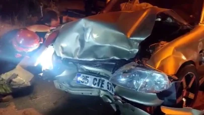 İzmir’de dar yolda çifte çarpışma: Yaşlı kadın ve genç sürücü yaralandı