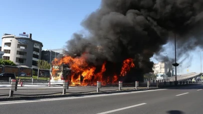 Metrobüs alev alev yandı yolcular canını zor kurtardı