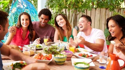 Uzmanlara göre neşeyi arttırmanın yolu: Dışarı çıkmak için bir sebep daha!