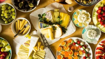 Yazın gölgesindeki tehlike: İki saatte bakteri üssüne dönüşen gıdalar