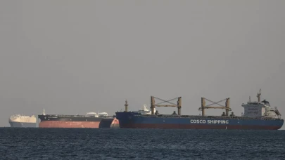 Süveyş Kanalı'nda petrol sondaj gemisi battı: 4 kişi öldü