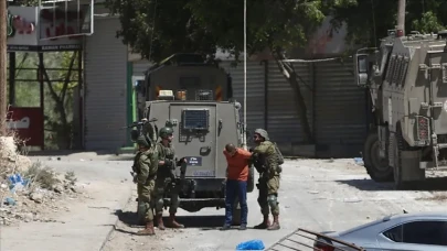 İsrail Batı Şeria’da ev baskınlarıyla 4 Filistinliyi gözaltına aldı