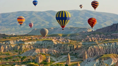 Gökyüzü balonlarla, vadiler sanatla buluşuyor: Nevşehir’de festival coşkusu!
