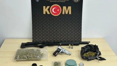 Edirne'de bir eve şafak baskını: Uyuşturucu ve silah dolu cephanelik ortaya çıktı