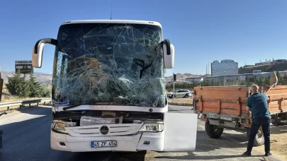 Kırıkkale-Ankara Yolu Organize Sanayi Kavşağı'nda Çarpışma: 4 Yaralı