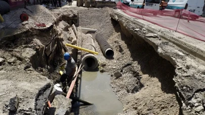 İzmir’de doğal gaz hattı patladı cadde kapanınca esnaf kepenk indirdi