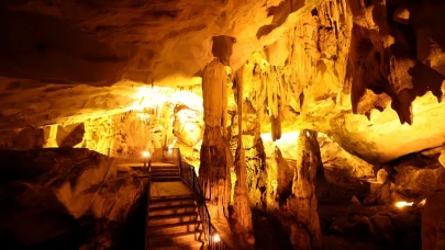 Dupnisa Mağarası serinliğiyle büyülüyor: Ziyaretçi akını sürüyor