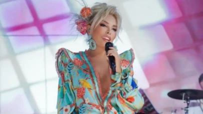 Ajda Pekkan Barbie gibi sahnedeydi! Rengarenk elbisesi ve enerjisiyle göz kamaştırdı
