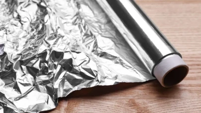 Pencereye alüminyum folyo yapıştırın: İstenmeyen misafirler için etkili çözüm!