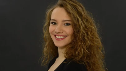 Eslem Akar Kimdir? Çift Kişilik Oda’nın Ahu’su Kaç Yaşında, Boyu ve Hayatına Dair Merak Edilenler