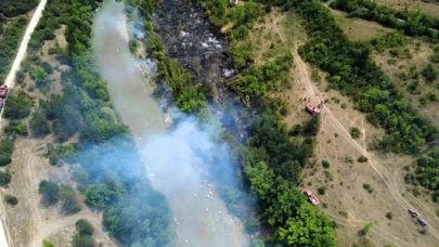 Safranbolu’da tarla yangını ormana sıçradı: Helikopterler ve arazözler seferber oldu