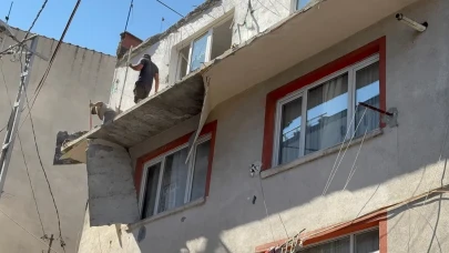 Kağıthane’de apartmanda korkutan çökme: Balkon bir anda yere düştü