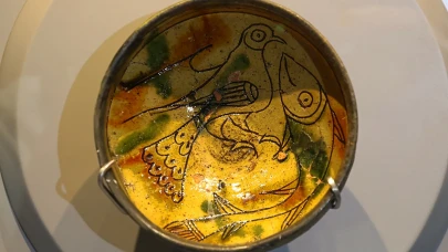 Tarihi surlardan müze vitrinine: Güvercin ve balık figürlü seramik ziyaretçileri büyülüyor