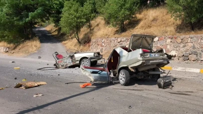 Malatya caddesi'nde dehşet anları: Direğe çarpan otomobil ikiye bölündü