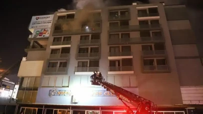 Hürriyet Caddesi’nde Çatıda Yangın: Mahalle Sokağa Döküldü