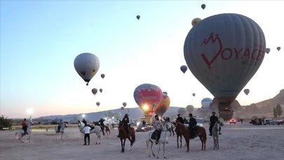 Kapadokya’da Balonlar ve Atlar Aynı Gökyüzü Altında Buluştu