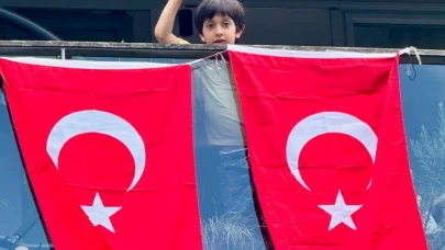 Abdullah Özdemir’den Anlamlı Paylaşım: “Kağan’ımızla Bayrağımızı Gururla Astık”