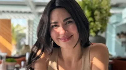 Her sabah yüzünü buzlu suya sokuyor! Güzelliği olay oldu