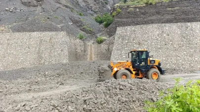 Artvin Yusufeli'nde Heyelan: Karayolu Ulaşıma Kapandı, Can Kaybı Yok