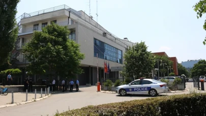 Kosova meclisi 42. oturum öncesi tahliye edildi: Bina bomba ihbarıyla boşaltıldı