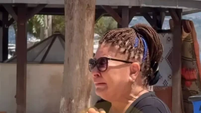 Ünlü şarkıcının acı kaybı! Annesini son yolculuğuna uğurladı