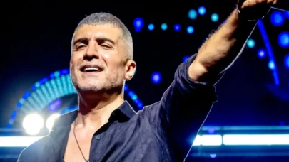 Aynı ses, farklı adam! Özcan Deniz, ses ikiziyle düet yaptı, seyirciler şaşkın