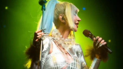 Hande Yener’den Alaçatı’da sıra dışı konser: Tarzı sosyal medyayı ikiye böldü!