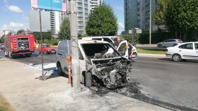 Trafikte büyük panik! Bakırköy’de seyir halindeki araç alev topuna döndü