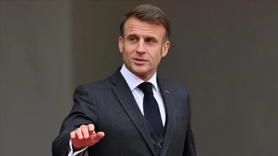 Fransa’da siyasi deprem: Melenchon, Macron için azil süreci başlatacaklarını açıkladı