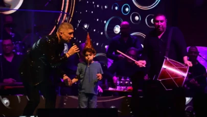 Özcan Deniz çocuklarla dans etti