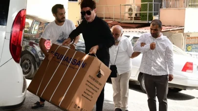 Yılmaz Morgül’den yürek ısıtan ziyaret: Akülü sandalyeleri kendi elleriyIe teslim etti