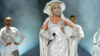 Ajda Pekkan sahneye çıktı gören gözlerine inanamadı!