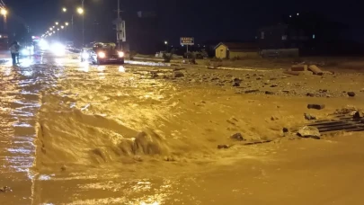 Konya Yunak’ta sağanak hayatı felç etti: Köprü çöktü evleri su bastı