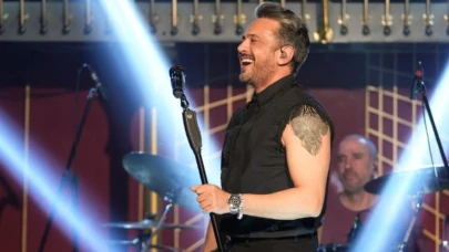 Emre Altuğ sahneye maske ile fırladı! Kimse gözlerine inanamadı