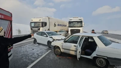 Kamyon ve Otomobiller Çarpıştı, Yol Savaş Alanına Döndü