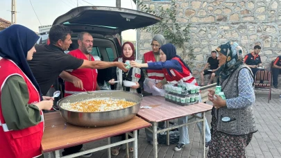 Türk Kızılay'ı Sındırgı’da depremzedelerin yanında: Yemek hizmeti devam ediyor