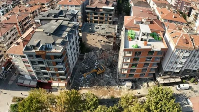 İstanbul’da Boşaltılan 5 Katlı Apartman Yıkım Anında Çöktü: Çevre Binalar Zarar Gördü