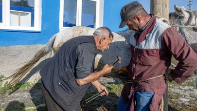 72 Yaşındaki Nalbant Maksut Ak, Mesleğini Üç Kuşaktır Sürdürerek Köy Köy Geziyor