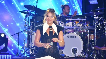 Derya Bedavacı’dan Harbiye’de Zafer Bayramı'na Zeybekli Selam