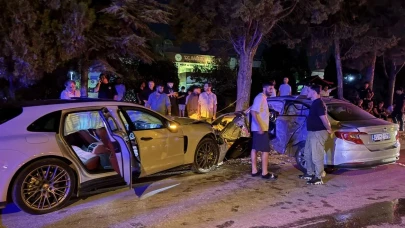 Kocaeli Kartepe’de iki otomobil çarpıştı: 4 kişi hastaneye kaldırıldı