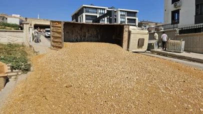 Bursa İnegöl'de Freni Boşalan Kamyon Devrildi: Sürücü Yaralı Kurtuldu