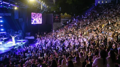 Yıldız Tilbe’nin sahnesine yıldız yağdı: Harbiye gecesinde unutulmaz anlar