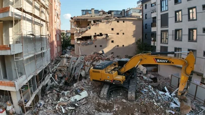 Küçükçekmece'de yıkım sırasında çöken bina çevrede hasara yol açtı