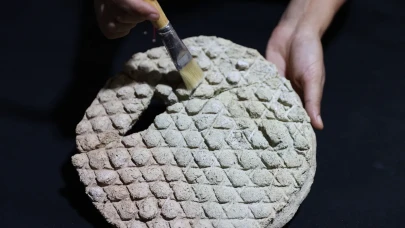 Harran’da 800 yıllık baklava desenli ekmek kalıbı bulundu