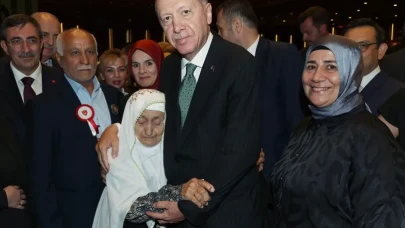 Cumhurbaşkanı Erdoğan, 30 Ağustos Zafer Bayramı konserinde Şefika Taş ile buluştu